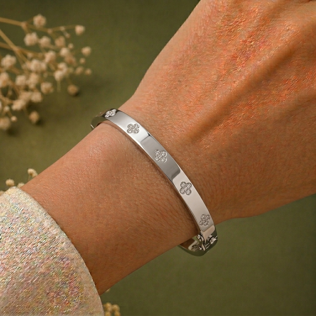 PETAL RADIANCE GOLD BANGLE